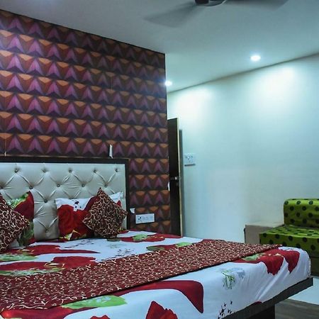 Hotel Dilip Indore Exteriör bild