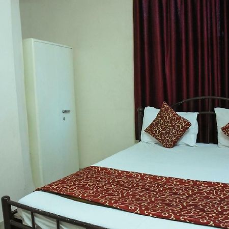 Hotel Dilip Indore Exteriör bild