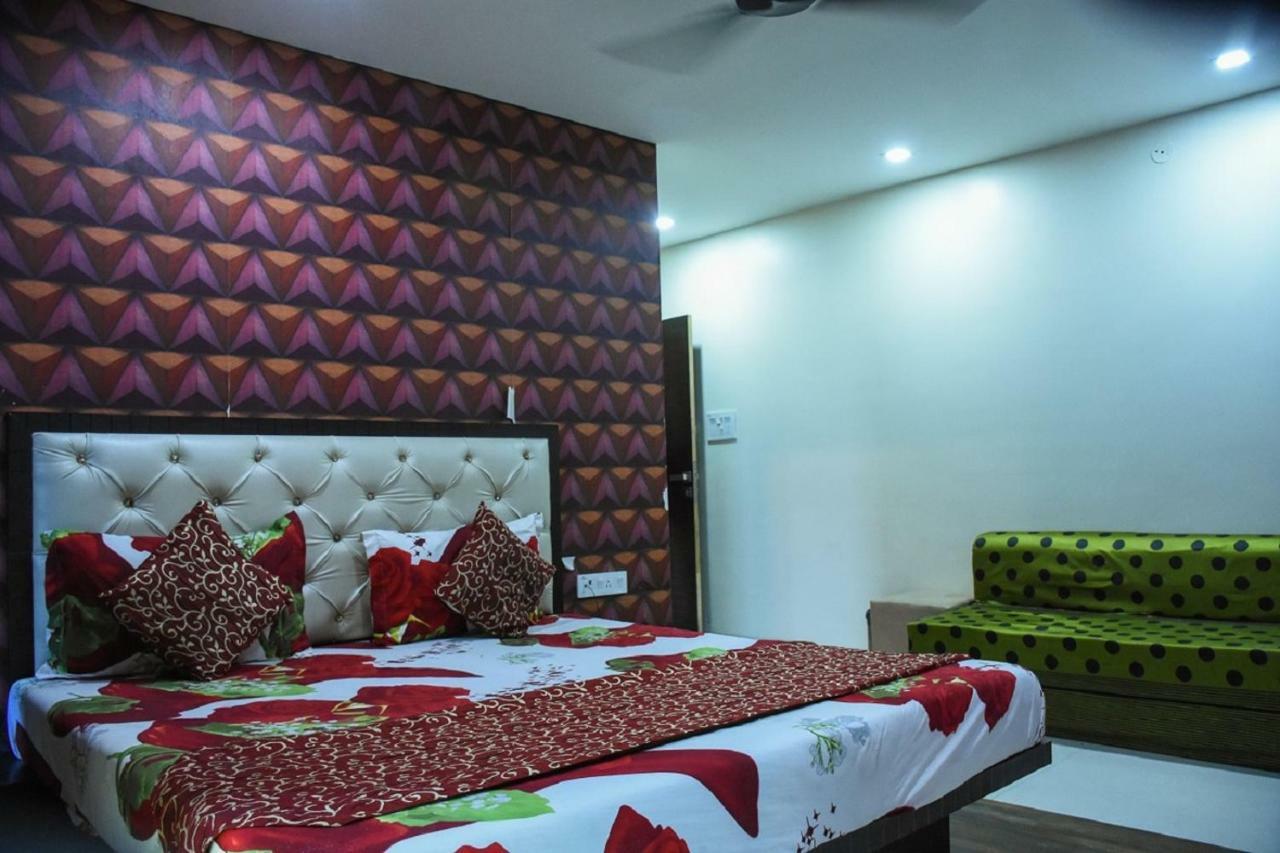 Hotel Dilip Indore Exteriör bild