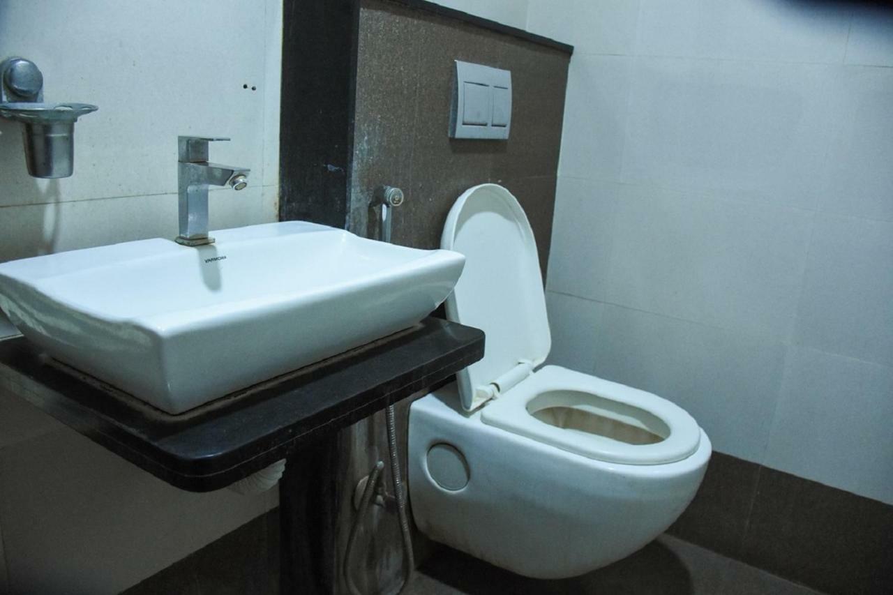 Hotel Dilip Indore Exteriör bild